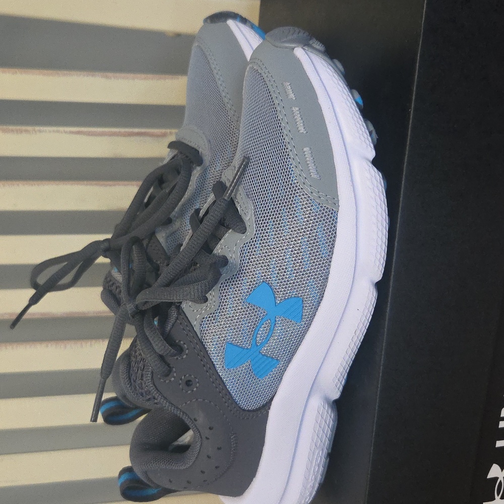 NEW Under Armour BGS Assert 10 Size 4y